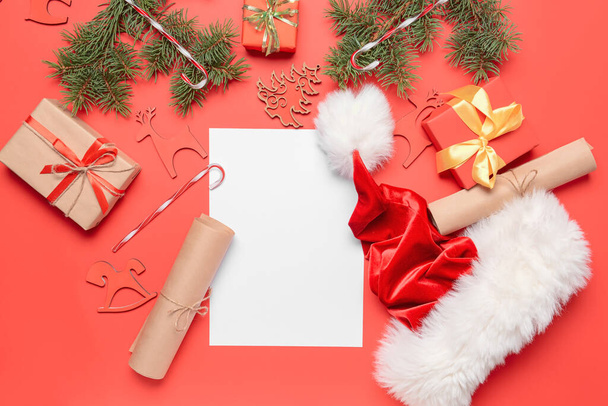 色の背景にサンタとクリスマスの装飾への手紙のための空白の紙 - 写真・画像