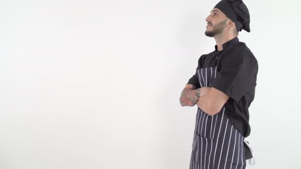Glücklicher, stolzer Koch schaut sich das Produkt an und beginnt zu tanzen - Filmmaterial, Video