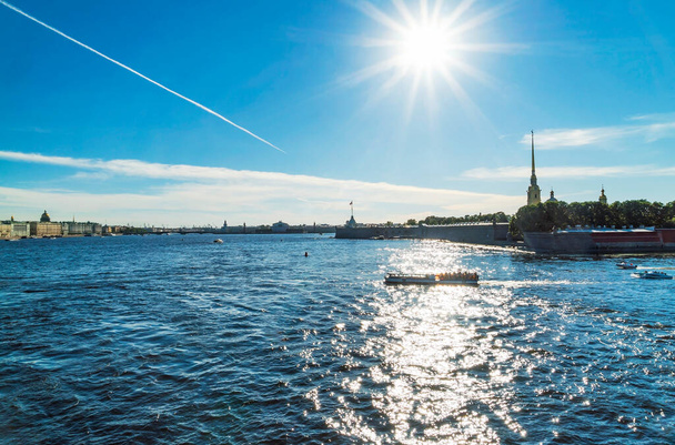 Vue sur la rivière Neva depuis le pont Trinity. Saint-Pétersbourg - Photo, image