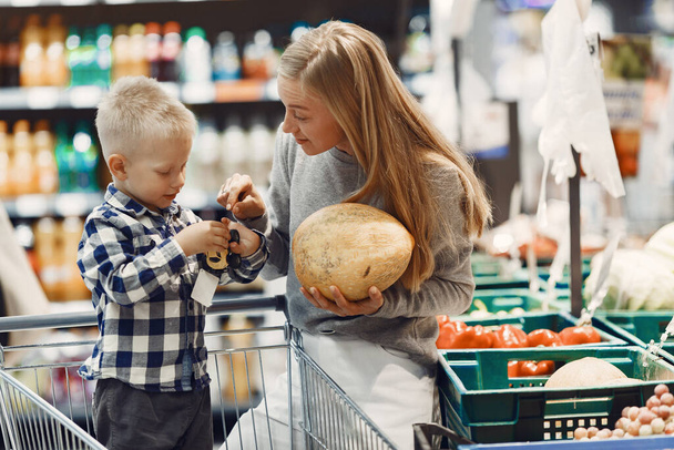 Mulher no supermercado com seu filho - Foto, Imagem