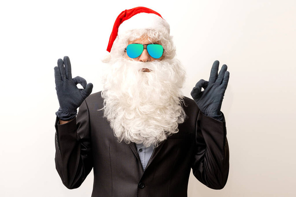 Moderner Weihnachtsmann mit Sonnenbrille, cooler Weihnachtsmann im Anzug - Foto, Bild