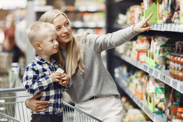 Woman at the supermarket with her son - Fotoğraf, Görsel