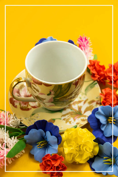 Une série de photographies avec de belles compositions sur fond jaune sur le thème de la détente, boire du thé, natures mortes douillettes avec des fleurs et un ensemble décoratif, une tasse et une soucoupe - Photo, image
