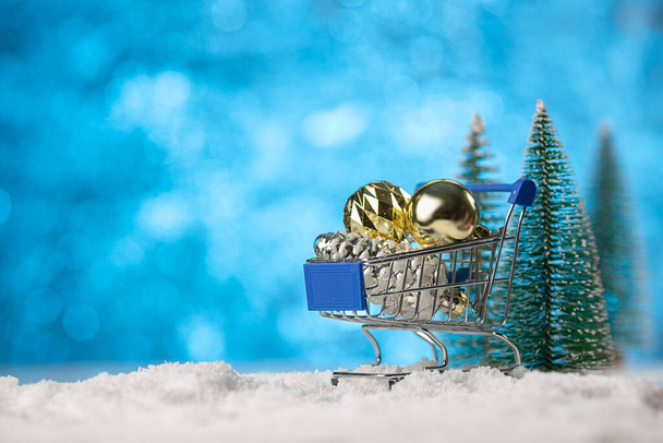 Karácsonyfa játékok, labdák a bevásárlókocsiban. vásárlás, áruszállítás. Fénymásolási hely. - Fotó, kép