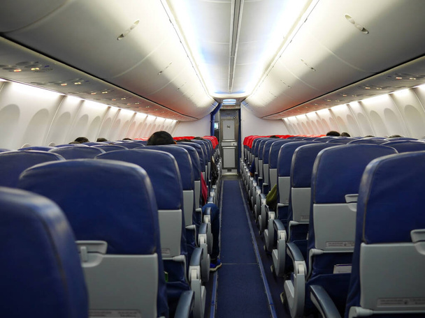 Интерьер и пассажиры на самолете - Фото, изображение
