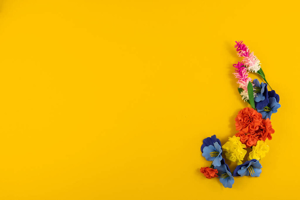 Une série de photographies avec de belles compositions sur fond jaune sur le thème de la détente, boire du thé, natures mortes douillettes avec des fleurs et un ensemble décoratif, une tasse et une soucoupe - Photo, image
