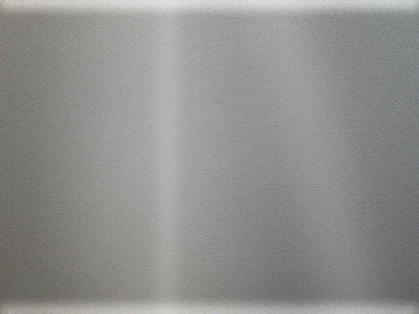 Кисть алюминиевого фона или текстуры. Абстрактный текстурный фон, светлый блеск на серой металлической стене - Фото, изображение