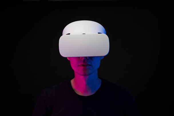 Egy férfi virtuális valóság headset-et visel. A virtuális valóság, a játékok, a szórakoztatás és a kommunikáció fogalma. - Fotó, kép