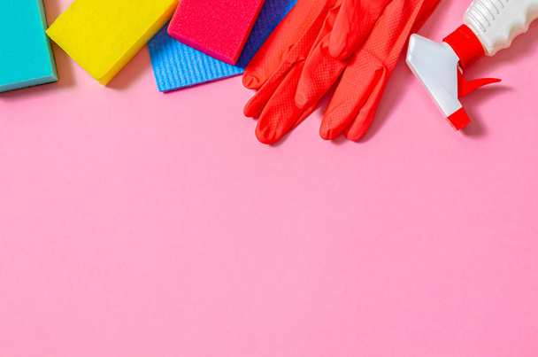 Концепція очищення. Різнокольорові мочалки та рукавички для прибирання будинку, в офісі та для бізнесу
 - Фото, зображення