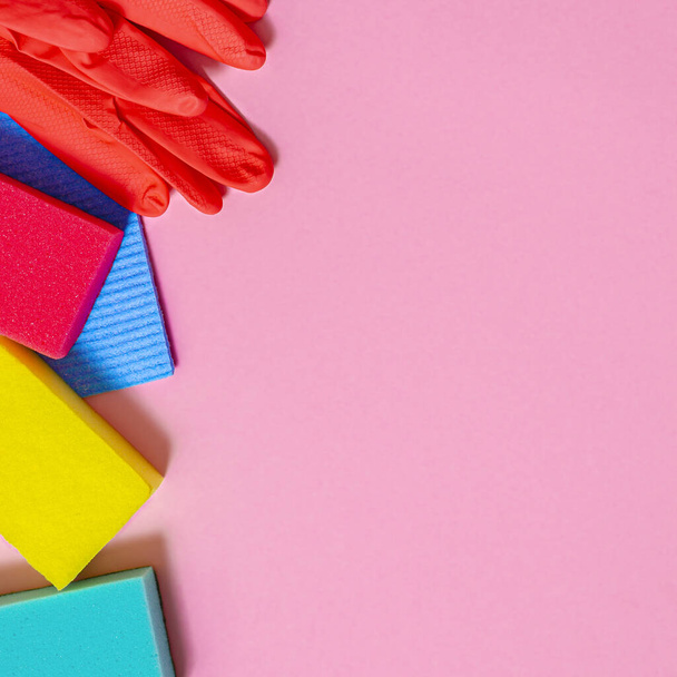 Концепция очистки. Разноцветные мочалки и перчатки для уборки дома, в офисе и для бизнеса - Фото, изображение