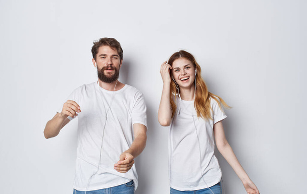 mladý pár v bílém trička a džíny zábava životní styl izolované pozadí - Fotografie, Obrázek