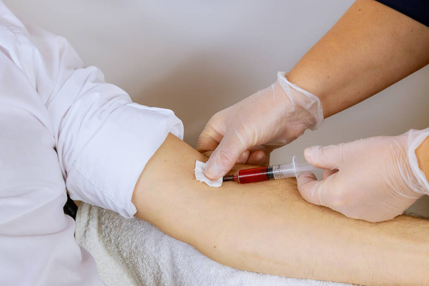 Laboratóriumi nővér vesz vérmintát a karból az elemzés a DNS - Fotó, kép
