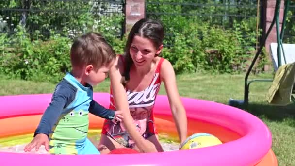 プールの熱から母親と子供が逃げる - 映像、動画