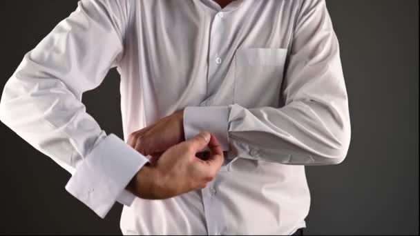 een man in een wit shirt trekt zapanki aan - Video