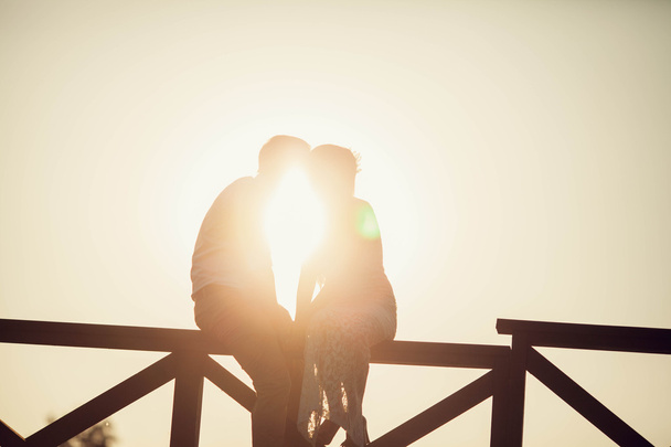 kissing couple in the sunlight - Φωτογραφία, εικόνα