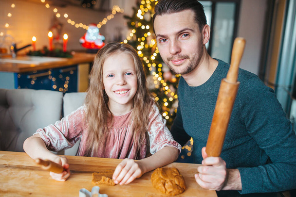 Familie bakken peperkoek koekjes op kerstvakantie - Foto, afbeelding
