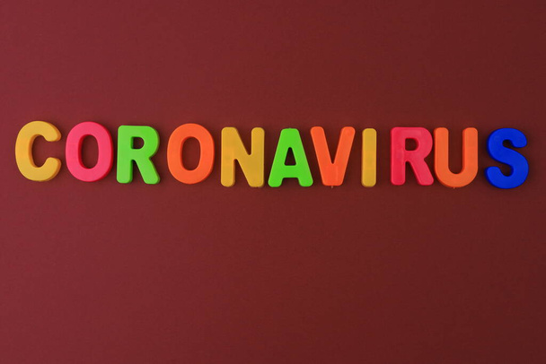 Η λέξη ή κείμενο Coronavirus γραμμένο σε παιδικό αλφάβητο με κλασικά γράμματα στο μαγνήτη. - Φωτογραφία, εικόνα