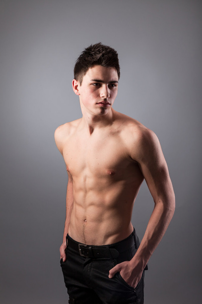Portrait of young bodybuilder man - Foto, afbeelding
