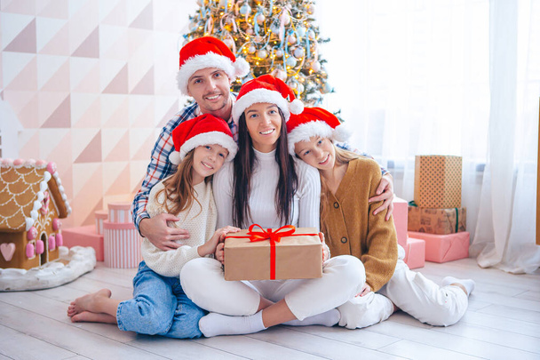 Onnellinen nuori perhe, jolla on lapsia, joilla on joululahjoja - Valokuva, kuva