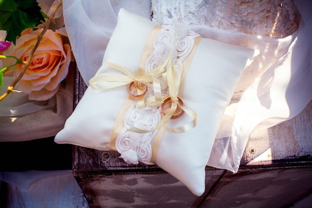 anéis de casamento em um travesseiro - Foto, Imagem