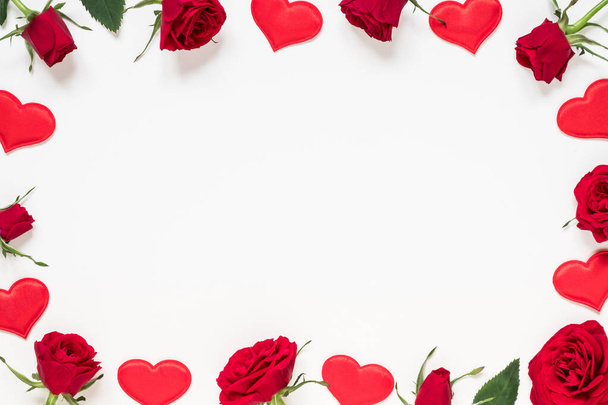 バレンタインデー、愛、ロマンチックなコンセプト。白い背景に赤いバラと心。フラットレイアウト、トップビュー、コピースペース. - 写真・画像