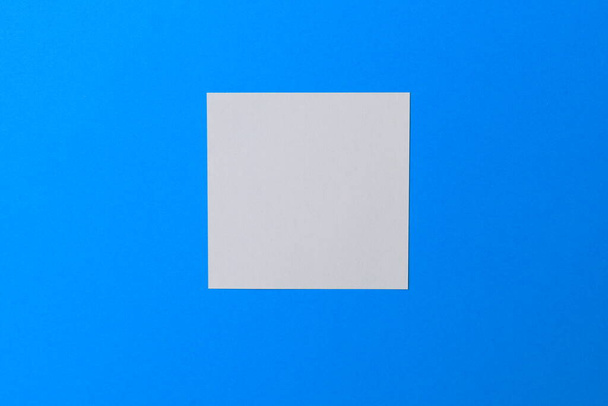 Adesivi bianchi su uno sfondo azzurro. Copia spazio per testo o iscrizione - Foto, immagini