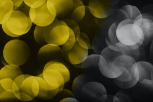 Photo de la texture scintille bokeh en gris et jaune couleurs éclairantes. Année de couleur 2021. - Photo, image