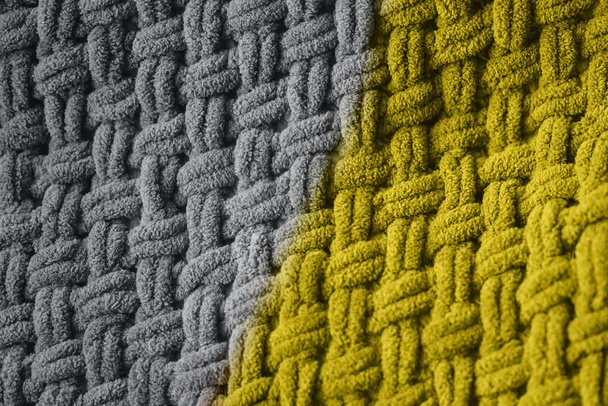 Φωτογραφία της υφής της πλεκτής κουβέρτας σε γκρι και κίτρινο φωτίζοντα χρώματα. Έτος χρωμάτων 2021. - Φωτογραφία, εικόνα