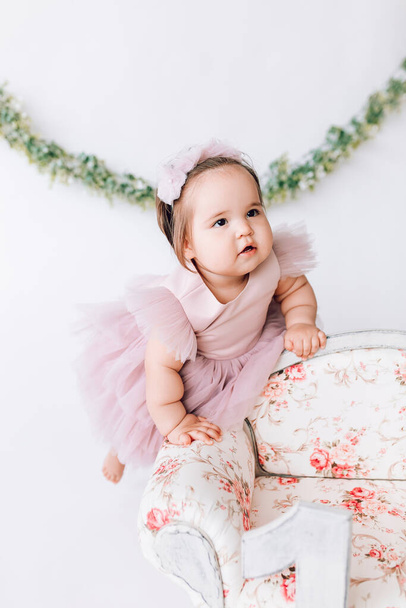 Kislány baba egy gyönyörű ruhát a szám 1. első születésnap, gyermeknap - Fotó, kép
