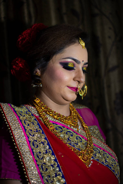 novia india en vestido tradicional y adornos étnicos de oro - Foto, imagen