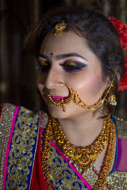 indiańska panna młoda w tradycyjnej sukni i etnicznych złotych ozdobach - Zdjęcie, obraz