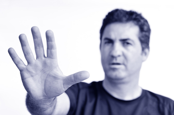 Reifer Mann zeigt Stoppschild mit Handfläche.  - Foto, Bild