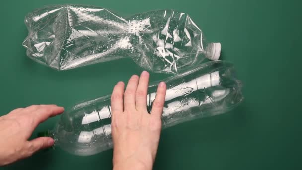 Concepto de reciclaje, manos femeninas machacando botella de plástico - Imágenes, Vídeo