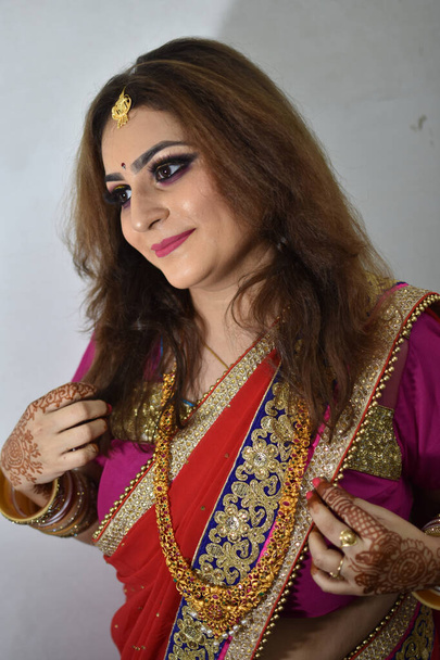 彼女の茶色の髪を示す伝統的なドレスでインドの花嫁 - 写真・画像