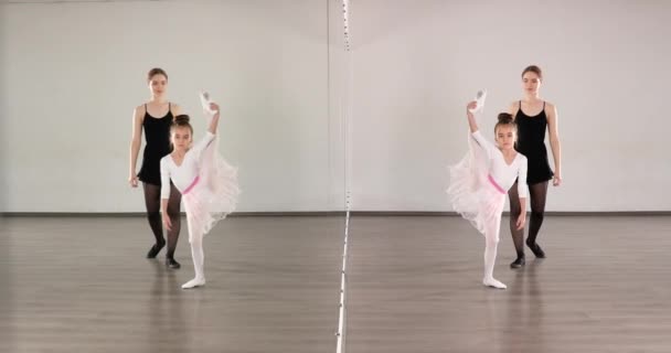 Μικρή μπαλαρίνα προπόνηση με προπονητή στην σχολή χορού - Πλάνα, βίντεο
