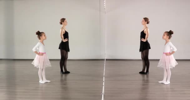 Dans stüdyosunda koçla küçük bir balerin eğitimi. - Video, Çekim