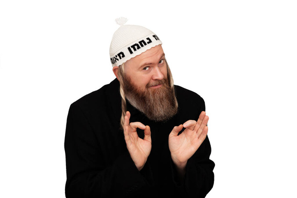 Retrato de estudio del judío ortodoxo barbudo. Judío carismático sonriente alegre con medias laterales en yarmulke blanco aislado sobre fondo blanco - Foto, Imagen