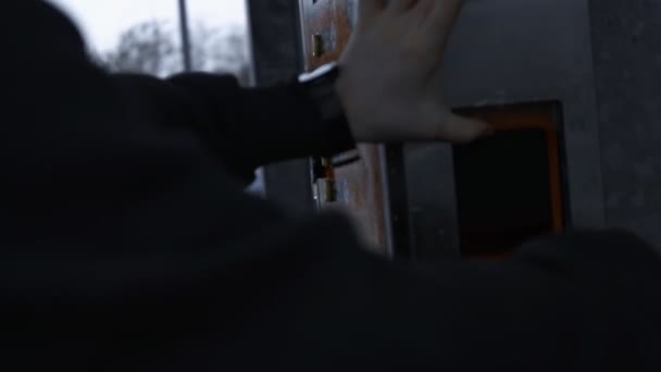 Автомойка с самообслуживанием Мужчина оплачивает автомойки в самообслуживании банкоматов - Кадры, видео