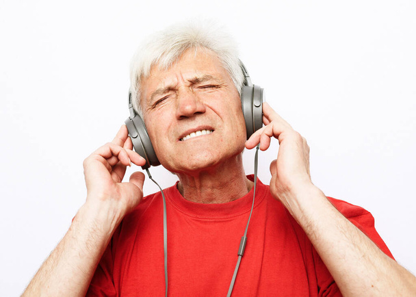 grandpa with headphones listening to the radio - Фото, зображення