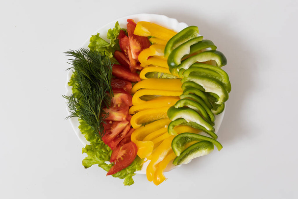 Paprika und Tomaten mit Dill. Kulinarischer Hintergrund mit selektivem Fokus und verschwommenem Hintergrund. - Foto, Bild