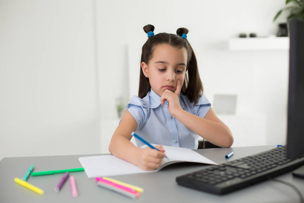 Μικρό κορίτσι χρησιμοποιώντας την έννοια του υπολογιστή, απόσταση σε απευθείας σύνδεση μάθηση - Φωτογραφία, εικόνα