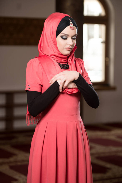 Attractive Woman Making Traditional Prayer to God Allah in the Mosque - Valokuva, kuva