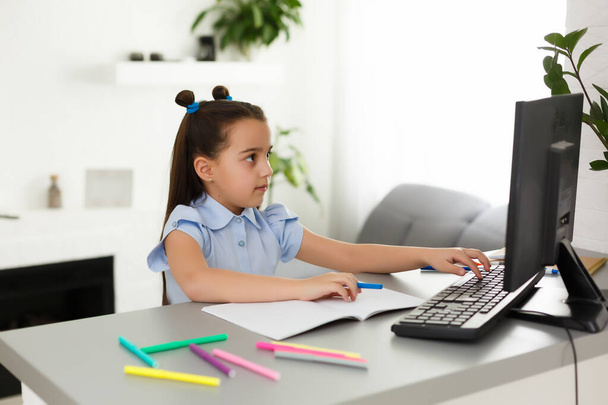 Pikkutyttö Tietokonseptin avulla, verkko-oppiminen - Valokuva, kuva