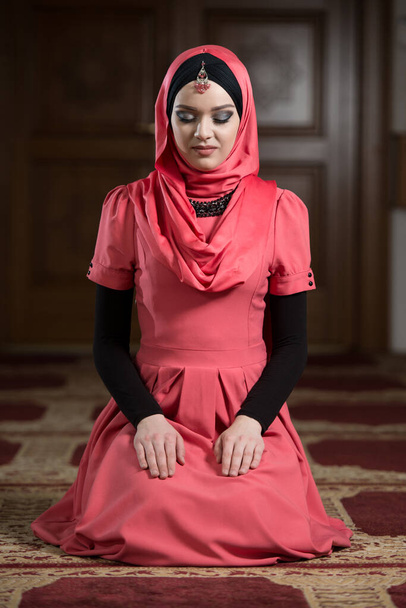 Young Muslim Woman Praying In Mosque - Fotoğraf, Görsel