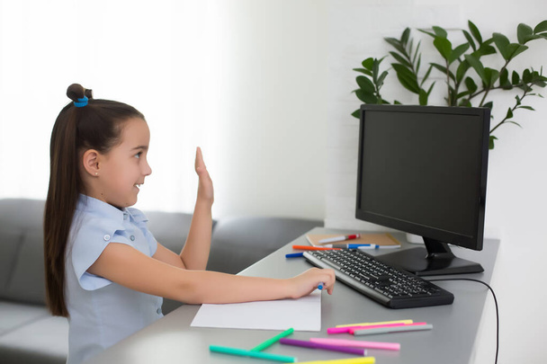 Menina usando conceito de computador, distância de aprendizagem on-line - Foto, Imagem