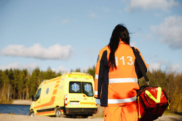 Paramédicos femeninos caminata épica hacia ambulanca - Foto, imagen