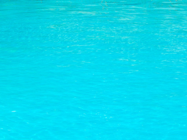 Sininen uima-allas aaltoileva vesi yksityiskohtaisesti vaakasuora kuva - Valokuva, kuva