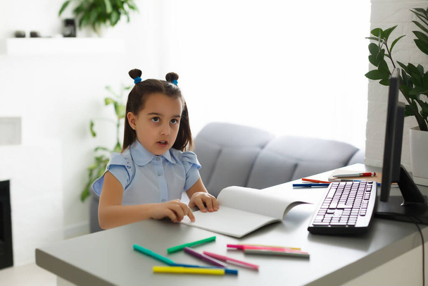 Μικρό κορίτσι χρησιμοποιώντας την έννοια του υπολογιστή, απόσταση σε απευθείας σύνδεση μάθηση - Φωτογραφία, εικόνα