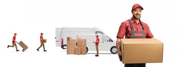 Trabajadores cargando cajas en una furgoneta blanca y una en la parte delantera sosteniendo una caja aislada sobre fondo blanco - Foto, Imagen