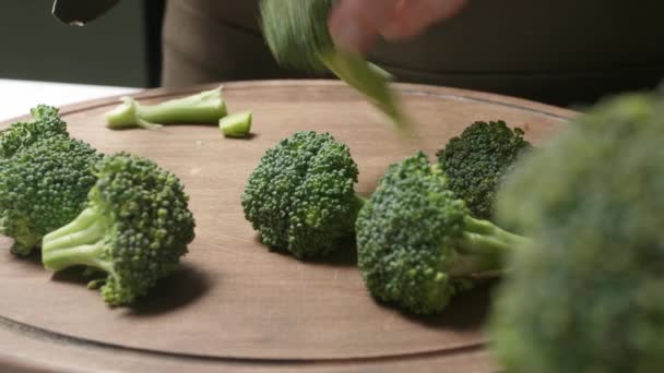 brokkolit készítő nő a konyhában, közelkép - Felvétel, videó
